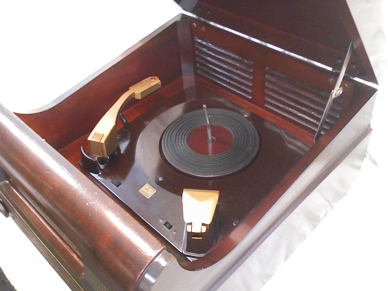 Shenandoah Restoration Antique Electric record player and radio